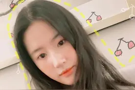 刘亦菲晒敷面膜自拍照 长发披肩状态不错图片