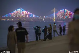 武汉长江巨屏灯光秀感谢各地援汉图片