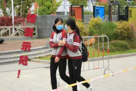 这所中学老师为啥今天穿校服扮学生？演练开学复课防疫流程图片