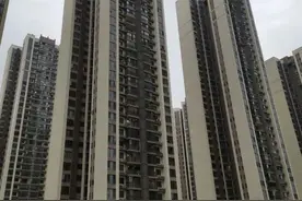 吓人！40层楼上突降扳手，楼下小女孩正在玩耍…图片