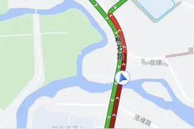 柳州深夜发生三车相撞事故，造成交通大拥堵图片