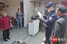 八九十岁老太不停念叨“找妈妈”，还给路人塞钱，民警帮她找到家图片