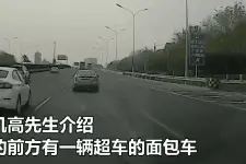 太悬了！北京西四环主路上这块井盖直接奔着后车飞过去图片