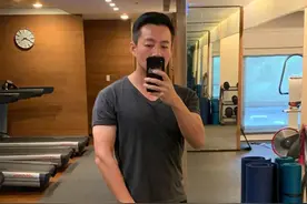 汪小菲立志要把身材练回来 晒健身照手臂肌肉明显图片