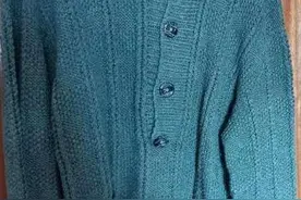 衣柜里有三件衣服，来自那难忘的年代，不忍心扔掉图片