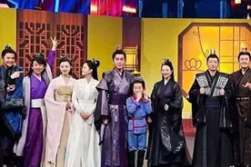 《庆余年》剧组重聚 李沁很自然地挽张若昀胳膊惹争议 防火防盗防闺蜜？图片