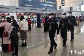 爸爸登机了，妈妈开车走了！才2周岁的小不点，在机场哭得稀里哗啦图片