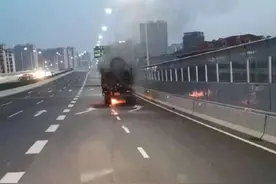 清扫车变身“消防车”灭火！赞图片