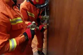 温州一幼童将自己反锁“黑屋”，哇哇大哭图片