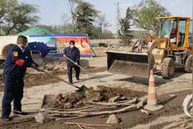 青岛驾驶员自费租铲车 修补坑洼路面十余处图片