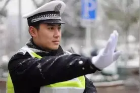 交警指挥手势动图&交通标线、标志图解大全图片