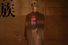 王一博蓝发造型登封 黄沙废墟中演绎末世科幻大片图片