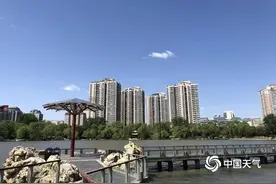 八级大风中的北京街头 行人头发飞舞“风中凌乱”图片