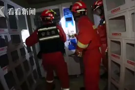 “熊孩子”被困自动售货机内 原因让人哭笑不得图片