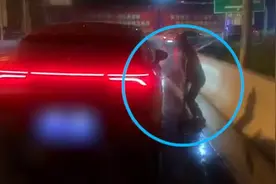 神操作！司机高速出口用打气筒给轿车打气视频封面