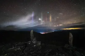 奇观！川西高原惊现“寒夜灯柱”，犹如“七仙女下凡”图片