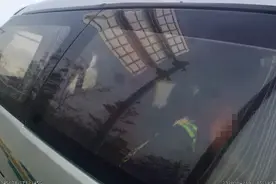 珠海多辆叠罗汉小车 打开车门所有人惊呆图片