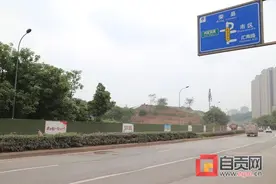 路面大坑惹祸 1小时内3辆轿车爆胎图片