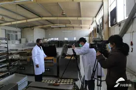 日照市南湖镇扶贫干部粉纷加入“主播大军”为本村特色产品宣传带货图片