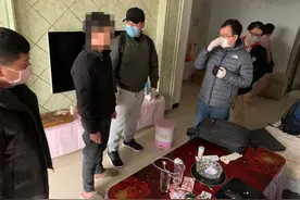 上海男子“裸聊”被“套路”！警方追凶贵州、福建将2名嫌犯带回……图片