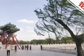 北京阵风达九级 公园内水面激起层层浪花图片