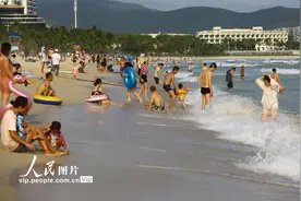 海南三亚：高温来袭 市民戏水消暑图片
