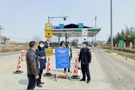 威青高速公路穴坊收费站设立湖北车辆指示牌图片