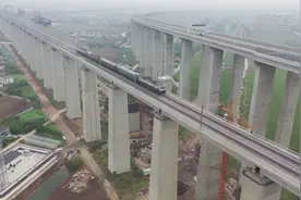 通沪铁路首部检测列车驶过长江大桥视频封面