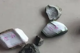 天上接连飞下“求救”石块 警方苦寻5小时发现竟是她……图片