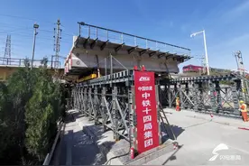 胶济客专昨夜“动手术”5个半小时换掉被撞桥梁图片