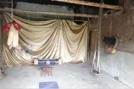 水泥做杠铃、铁圈做篮筐、窗帘布做沙袋，大二学生宅家自建健身房坚持锻炼图片