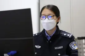 对话首都机场T3-D边检警花：身穿防护服，验证不松劲图片