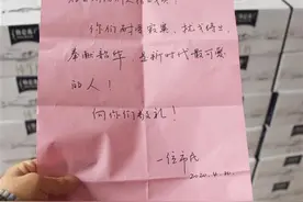 24箱牛奶！七旬大爷大雨中骑着三轮车送温暖图片