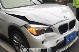 快车道两车追尾多人被困中央护栏，交警赶到1分钟内完成车靠边、人撤离图片