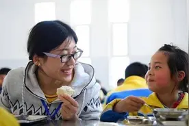 当年带母上学的沂源女孩，今获青年五四奖章图片