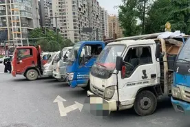 农用车进城运输钢材被查 成都交警：农用车禁入绕城内行驶图片