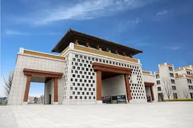 这所大学给学生建了一座“宫殿式校园”图片