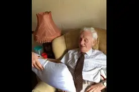 老爷爷收到印有亡妻照片抱枕后痛哭，网友：是相守到老都不够的爱情图片