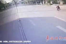 暖心一幕：老人捡帽子跑到路中央，驾驶员做出了这个举动图片