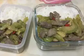 陕西猛男上班带饭被群嘲，“他们说我个大男人整天带饭 娘得很！"图片
