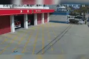消防员休假刚出大门 警铃响起瞬间转身跑回营区图片