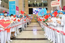 “我给爸爸打一千分！”广医五院援湖北抗疫队员回家图片