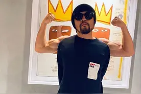 差点我就信了！周杰伦“借”刘耕宏双臂秀肌肉画面搞笑图片