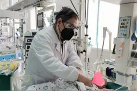 满月小宝宝戴呼吸机上手术台，医生紧急“修心”救命图片
