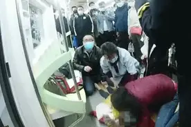 暖心！女孩突然晕倒，地铁房山线紧急停靠，一乘客摘口罩人工呼吸图片