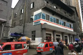 搭乘单轨3号线 “换乘”二楼的公交车图片