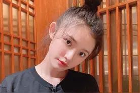 林允清空相册库存 高丸子头配皮卡丘T恤超少女图片
