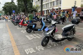 即停车位被“占领”机动车只能违停 海口一学校前即停车位刚运行便遇“尴尬”图片