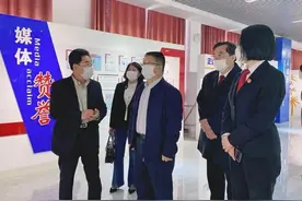 威海中院党组书记、院长黄明春走访人大代表图片