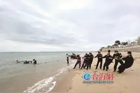风浪太大 厦门两渔民收网时翻船落水 警方快速施救图片